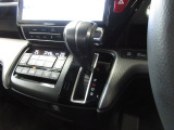 インパネシフトだから視線の移動も少なく足元もスッキリ。運転席もゆったりしているのでゆとりを持ってドライブできますね。