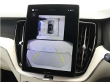 画面分割表示にも対応した360&deg;ビューカメラを搭載。狭い場所での取り回しも安心です。画面を分割することで、俯瞰画像と同時に車両前方または後方の180&deg;広角映像を表示することができます。