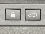 【パワーバックドア】スマートキーや運転席のボタンを押すだけでリアゲートが自動で開閉します!荷物を持っている時や、高い位置にあるバックドアを閉める際に便利な機能です♪