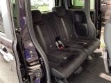 ホンダ車の低床ボディは、チャイルドシートへのお子さまの乗降や荷物の積載もスムーズ。後席にも左右分離式のアームレストがついております。ゆっくりおくつろぎいただけます。