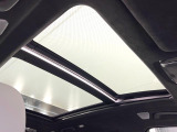 ●サンルーフ:開放感たっぷりの希少装備、サンルーフが装着されています!車内に明かりを取り入れたり景色を楽しむ以外にも、車内の空気も簡単に換気できて快適です!