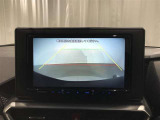 【バックモニター】駐車時に後方がリアルタイム映像で確認できます。大型商業施設や立体駐車場での駐車時や、夜間のバック時に大活躍!運転スキルに関わらず、今や必須となった装備のひとつです!