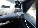 オートライト機能が装備されており暗い場所に入ると車両が検知しライトのON・OFFを自動的に切り替えてくれますので非常に便利な装備です♪