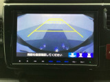 バックでの車庫入れも安心です! リアカメラが付いているバックモニター付のナビを装備しております。操作線もついており距離感も画面から確認できます。