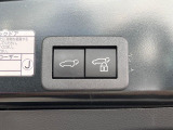 【パワーバックドア】スマートキーや運転席のボタンを押すだけでリアゲートが自動で開閉します!荷物を持っている時や、高い位置にあるバックドアを閉める際に便利な機能です♪