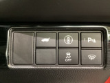 ハンドルの右側にHondaセンシング用のメインスイッチとパワーテールゲートスイッチがついています。パワーテールゲートスイッチは車内からでもテールゲートの開け閉めを電動でできます。
