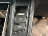 電子パーキングに加えてブレーキホールドシステムを装備しておりますので、信号待ちや踏み切り待ちでもブレーキを踏まずに停止できます!発進する際はアクセルを踏むだけですので渋滞時などはかなり楽ですね!
