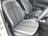 マイクロフリース素材を使用したスポーツコンフォートシート。欧州車らしく硬めのシートが体を程よくつつみこみ、長距離でも快適に運転できます。