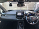 運転席の写真です。見通しのよいすっきりとした視界で、誰でも運転しやすいです。運転のしやすさは疲れにくさにも繋がりますよ♪