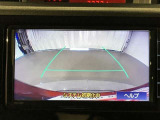 【バックモニター】駐車時に後方がリアルタイム映像で確認できます。大型商業施設や立体駐車場での駐車時や、夜間のバック時に大