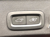 ●電動リアゲート:ワンタッチでリアゲートの開閉ができ、荷物などで両手が塞がっている状態でも簡単に開閉ができる便利機能です。