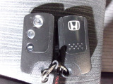 スマートキー付。キーを取り出さなくてもドアロックの施錠・開錠が出来ます。雨の日や荷物の多い日にとても便利ですね。