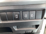 両側電動スライドドアは、運転席からも操作できます。