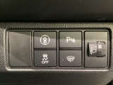 ハンドルの右側にはヘットライトリベライザーとHondaセンシング用のメインスイッチがついています。ヘッドライトリベライザーは道路状況や積荷の加重に応じてライトの高さを調節できます。
