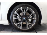 【BMWアロイホイール】軽量かつ強度に拘ったアロイホイール。走行性能ポテンシャルを引き出す設計。タイヤのサイドウォールが強化されたランフラットタイヤは、パンク時にタイヤがつぶれてもリムから外れません。