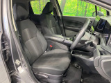 運転席まわりには十分なスペースがあり、大柄な方でもゆったり運転していただける環境です。