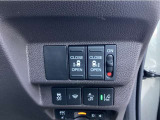 両側電動スライドドア!!荷物で手が塞がる時など簡単にドアの開閉が出来ます!何より力いらずで開閉OK!女性やお年寄りにも優しい♪電動機能はOFFにもできますから元気なお子様の駆け出しも安心!