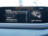 こちらのお車には先進安全装備が多数搭載されています。衝突被害を回避あるいは軽減するためのブレーキや、後方死角からの接近警報、車線逸脱を防止する警報装置など、詳しくはスタッフまでお尋ねください。