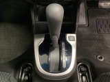 CVT車のセレクトレバーです。低速から高速まで、変速ショックのないスムーズな走りを実現するとともに、エンジン効率のよい領域を維持することで燃費にも貢献します。