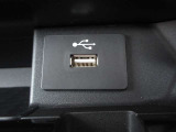 Type AのUSB電源ソケットが装着されております。移動中にスマホやタブレットの充電に便利です☆