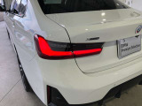 L字型リアコンビランプ:BMWの伝統的なデザインのひとつです。夜間でも誰が見てもBMWとわかる印象的なデザイン。
