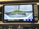 リバースギアに入れるだけで後方の表示へ切り替わります。夜間や雨の日の駐車も楽になりますよ。