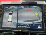 上空から見下ろしているかのような映像をディスプレイに映し出し、スムースな駐車をサポートします。画面は「トップビュー」のほか「サイドブラインドビュー」への切り換えが可能。ますます安心です