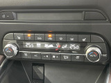 【シートベンチレーション】夏場は涼しい風でお尻や背中の熱やムレを防ぎ、冬はエアコンよりも早く温まってポカポカに!季節を問わず快適に過ごせます。