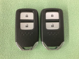 スマートキーを装備しています。鍵を差し込むことなくドアロックの開け閉めと、スタートボタン操作でのエンジンスタートができます。スペアキーも同じものを用意しております。