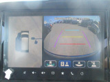 駐車する際、見通しの悪い場所や狭い道での運転を行いやすく、合計4ヶ所に設置したカメラの映像を合成・処理をして、真上から見ているような映像を映し出してくれます。