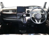 操作性に優れた運転席となります!小物入れや各ボタンの配置にこだわり、使いやすいです!座り心地もよく視認性も良好なのでロングドライブもお任せ下さい!