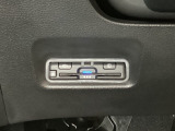 ハンドルの左下にETCがついています。高速道路の料金所の通過も楽々です。 カードの取り出しもしやすい場所についています。