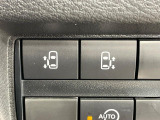 【両側スライドドア】駐車場で隣の車との間隔が狭く乗りにくい時、スライドドアなら安心!ドアオープン時も幅を取らず、開口部が広いので乗り降りがとっても簡単です。大きな荷物の出し入れも後席から可能♪