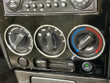 寒い冬も暑い夏も全席に快適な空調を届けてくれる、ダイヤル式エアコンを装備♪