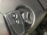 【キーレス】少し離れた場所からでもボタン一つでドアの開錠・施錠ができるのでとっても便利!ドアの鍵穴周りに傷をつけることもありません♪
