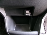 12V電源ソケットを設置しております。周辺機器の充電にご利用頂けます。