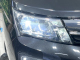 【LEDヘッドライト】悪天候や夜間走行時も良好な視界を確保し安心して運転できる高輝度LEDヘッドライトを装備!点灯速度が早く、消費電力も抑えられています。
