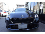 BMWの代名詞の【キドニーグリル】グリルが腎臓のように見えるので【キドニー】と呼ばれるようになりました。一目見ただけでBMWであると認識できる確固たるアイコンとして存在感を放ちます。