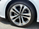Audiは多様なホイールデザインを提供しており、スポークの形状やサイズ、仕上げ(ポリッシュド、マット、ブラックなど)によって選択肢が豊富です。