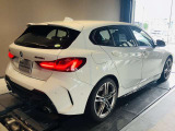 【BMWの伝統-3】BMWのお車は、&ldquo;駆け抜ける歓び&rdquo;を体現しております。走行の安定性とコーナリングの良さを追求し、思い通りにハンドルの操作可能です。