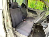 運転席まわりには十分なスペースがあり、大柄な方でもゆったり運転していただける環境です。