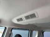 車内の空気を循環し後席まで素早く快適にしてくれるシーリングファン(プラズマクラスター搭載)♪暑い季節もムラなく涼しく、快適さがUP!エアコン前に扇風機を置くと効率が良いと言われる、あの発想ですw
