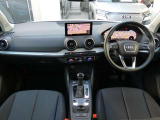 先進テクノロジーと機能性、デザインが見事に調和するAudi A3のインテリア。運転席と助手席を取り囲むラップアラウンドデザインによって開放的なゆとりを感じさせてくれます。