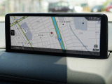 マツダコネクトの10.25インチワイドセンターディスプレイです。『Android Auto』『Apple CarPlay』や独自のコネクテッドサービスに対応したインターフェイスシステムです。