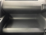 助手席側のインパネトレイは大きくてボックスティッシュも置けます!HDMI、USBソケットつきでスマホの充電もできます♪