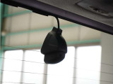 この車にはリアにもドライブレコーダーを装備しております◆映像・音声などを記録する自動車用の装置です。 もしもの事故の際の記録はもちろん、旅行の際の思い出としてドライブの映像を楽しむことができます。