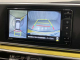 車庫入れなど後進運転時に死角をモニターで確認ができて安全です♪ ステアリング操作の参考になるガイド線も表示しますので車庫入れがニガテな方も安心ですネ!