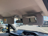 運転席にはミラー付きサンバイザーを装備☆