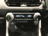 左右独立温度コントロールフルオートエアコンです。運転席、助手席それぞれで独立して温度設定ができます。冷え性の方が乗っても安心ですね♪