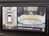 バックカメラの他に上から見下ろしたような画像が見れるアラウンド(全方位)モニター。前後左右を把握できる、すごい機能が装備されています!